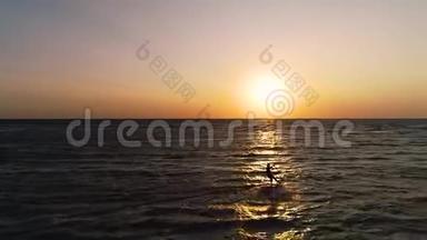 日落时分，<strong>三名</strong>赤鸢的冲浪者迅速地从空中滑过海面